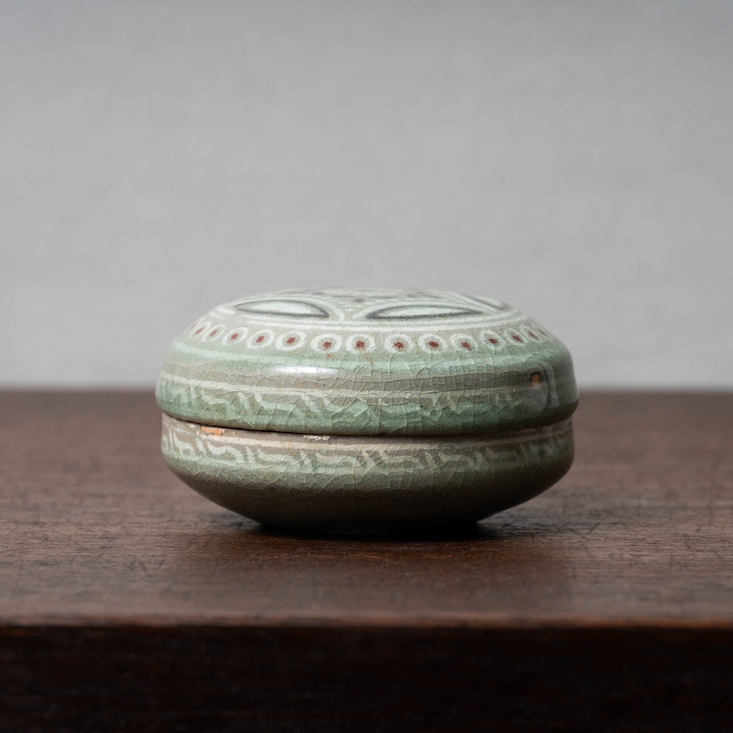 高麗 青磁象嵌辰砂菊花文合子