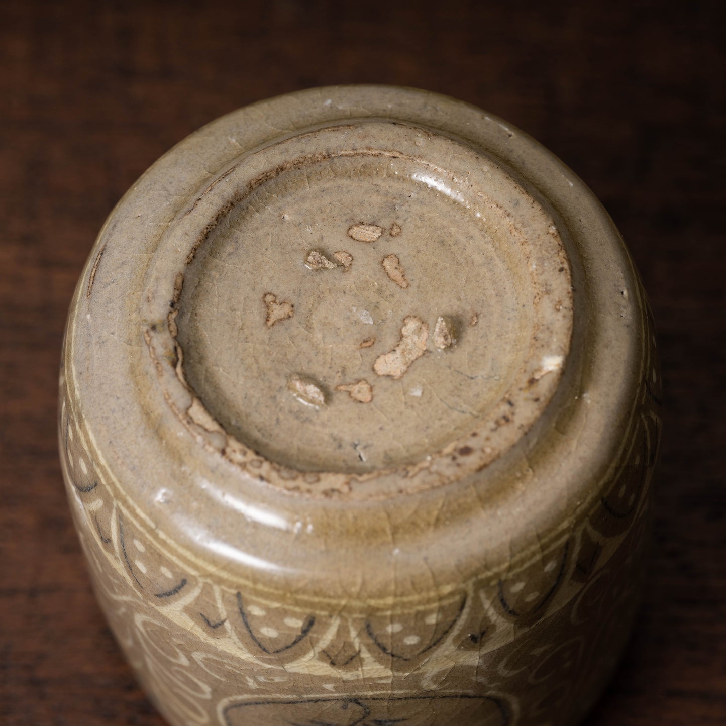 Goryeo Rice-colored Celadon Cylindrical Tea Bowl with Inlaid Chrysanthemum Design