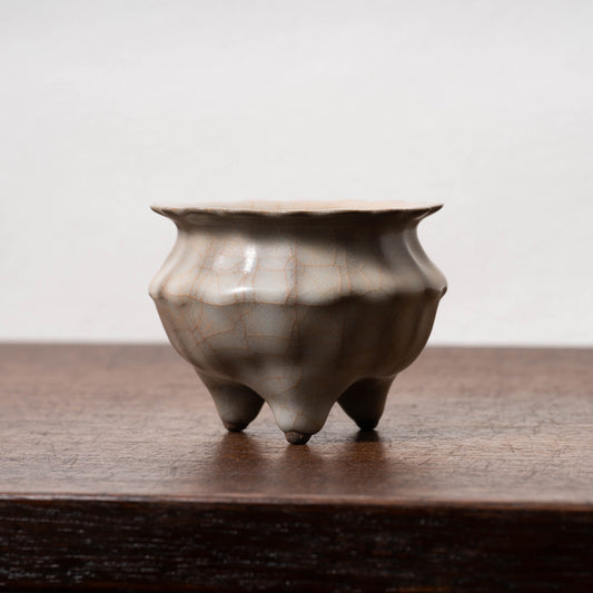 南宋官窯 青磁花形三足香炉