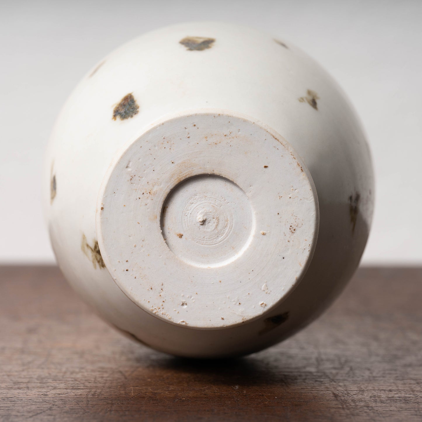 唐代 邢州窯 白釉鉄斑草飾瓶