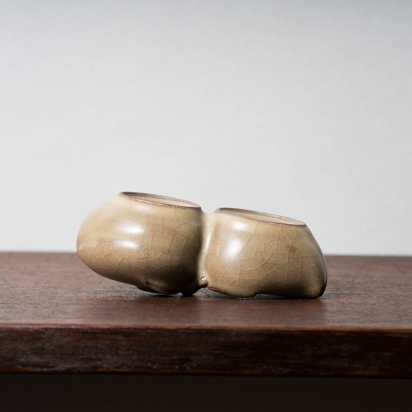 Southern Song Dynasty Guanware Rice-colored Celadon Washer with Peach Shaped