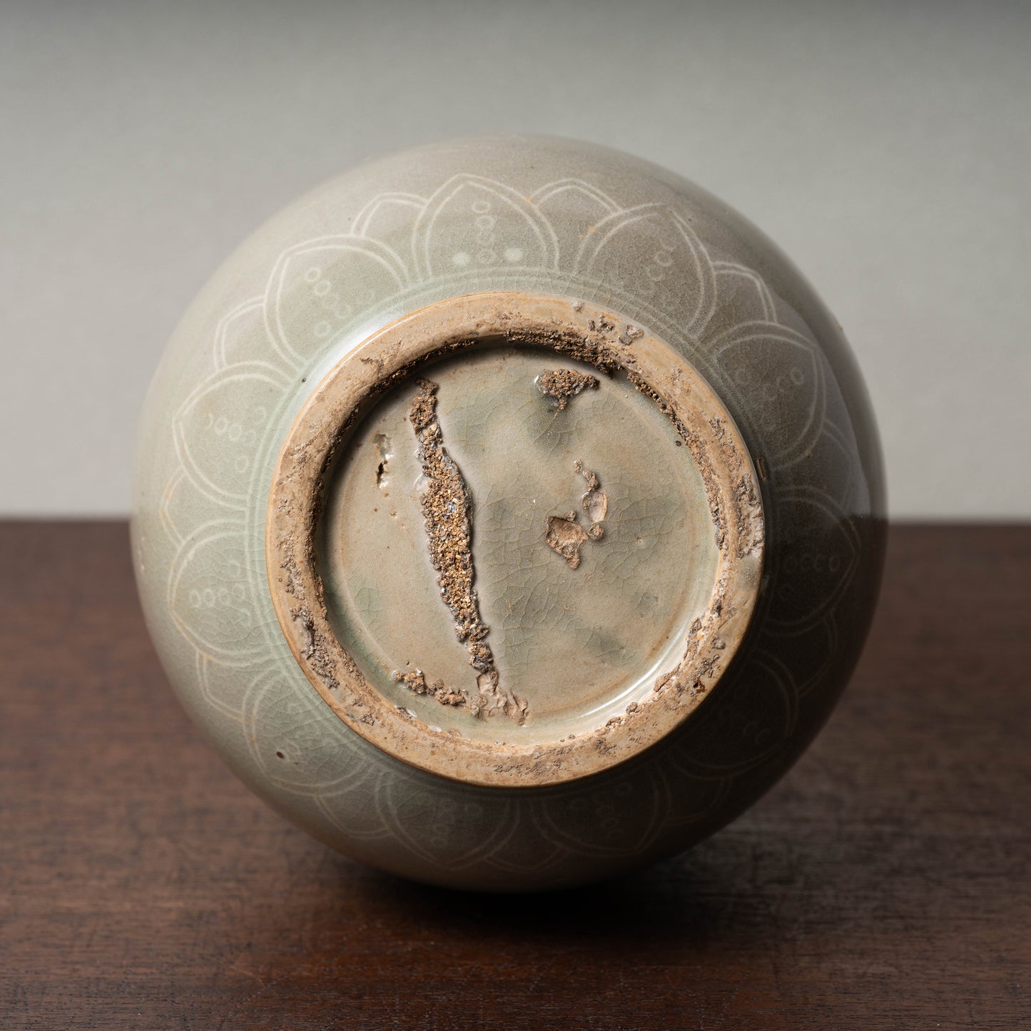 Goryeo Dynasty Celadon Calabash-Shape Bottle with Inlaid Cloud and Crane Design