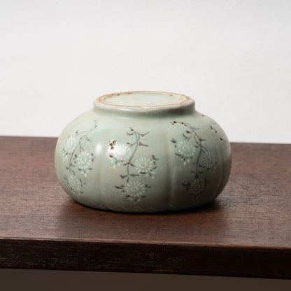 Goryeo Dynasty Celadon Melon-shaped Jar with Inlaid chrysanthemum Design