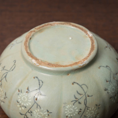 Goryeo Dynasty Celadon Melon-shaped Jar with Inlaid chrysanthemum Design