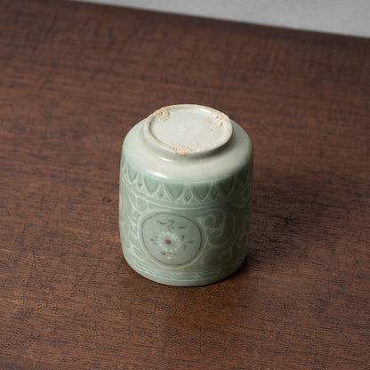 高麗 青磁象嵌菊花文筒茶碗