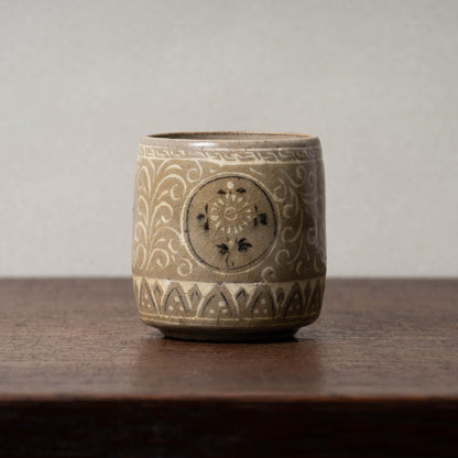 高麗 米色青磁象嵌菊花文筒茶碗