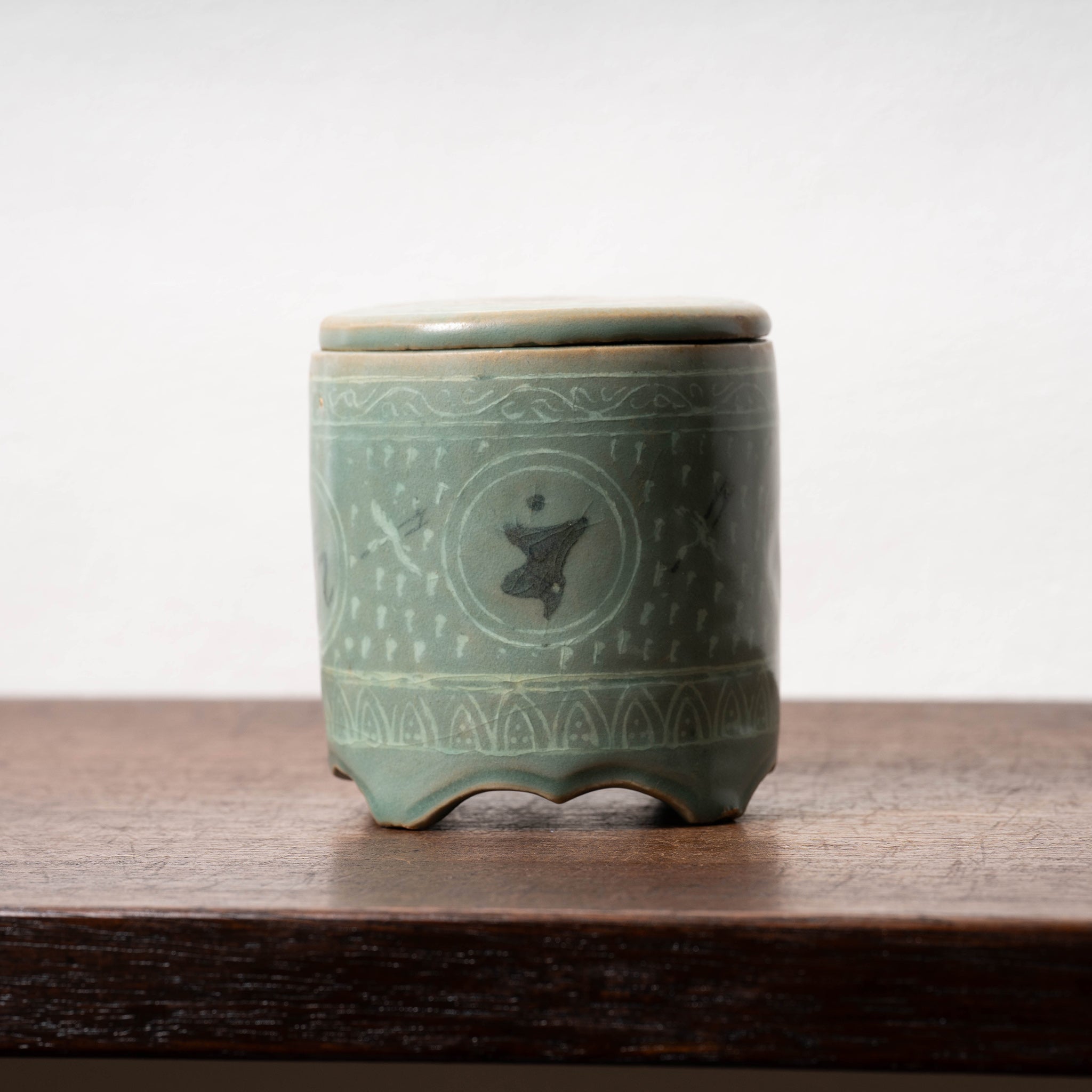 高麗 青磁象嵌梵字文有蓋壺 – 燦禾 SANKA