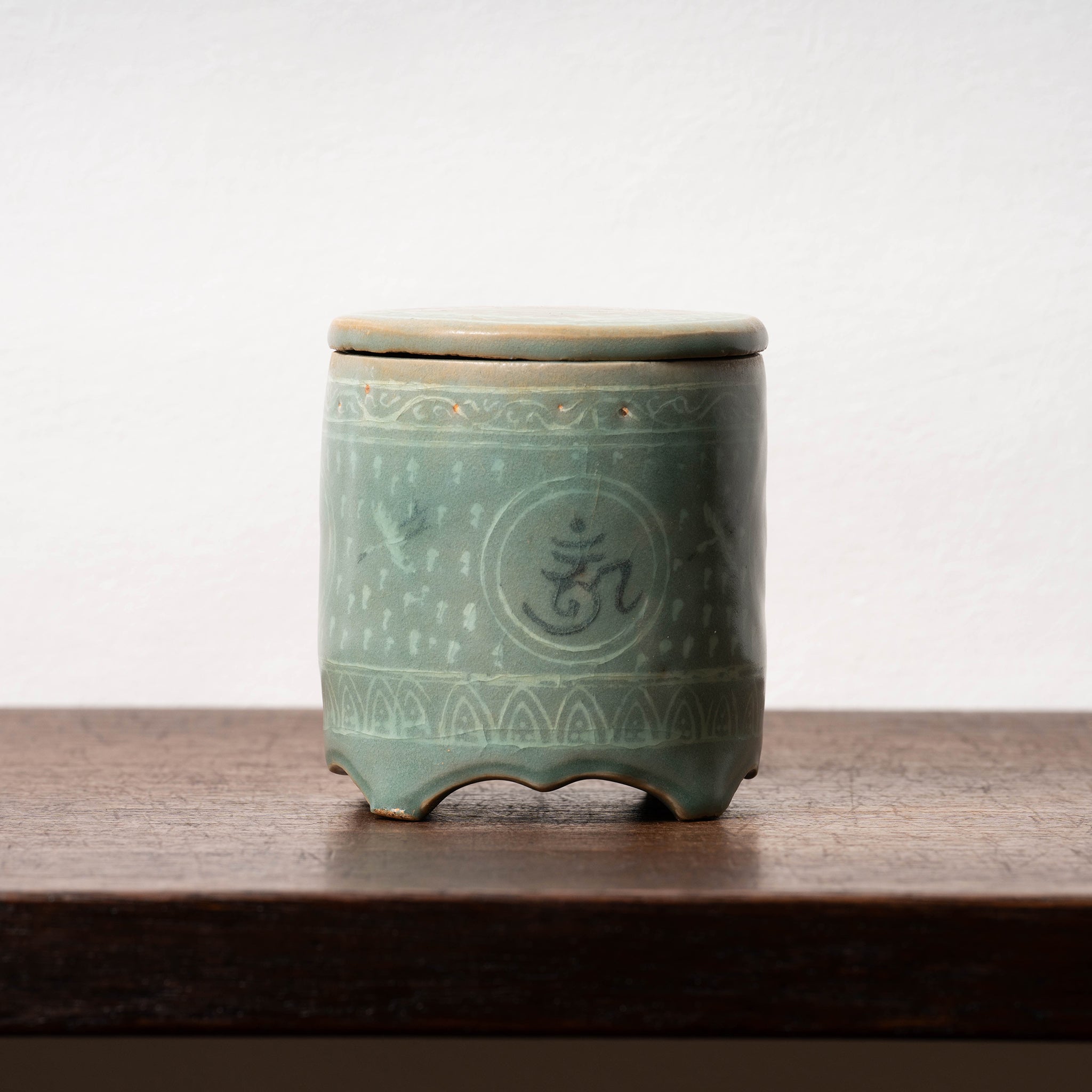 高麗 青磁象嵌梵字文有蓋壺 – 燦禾 SANKA