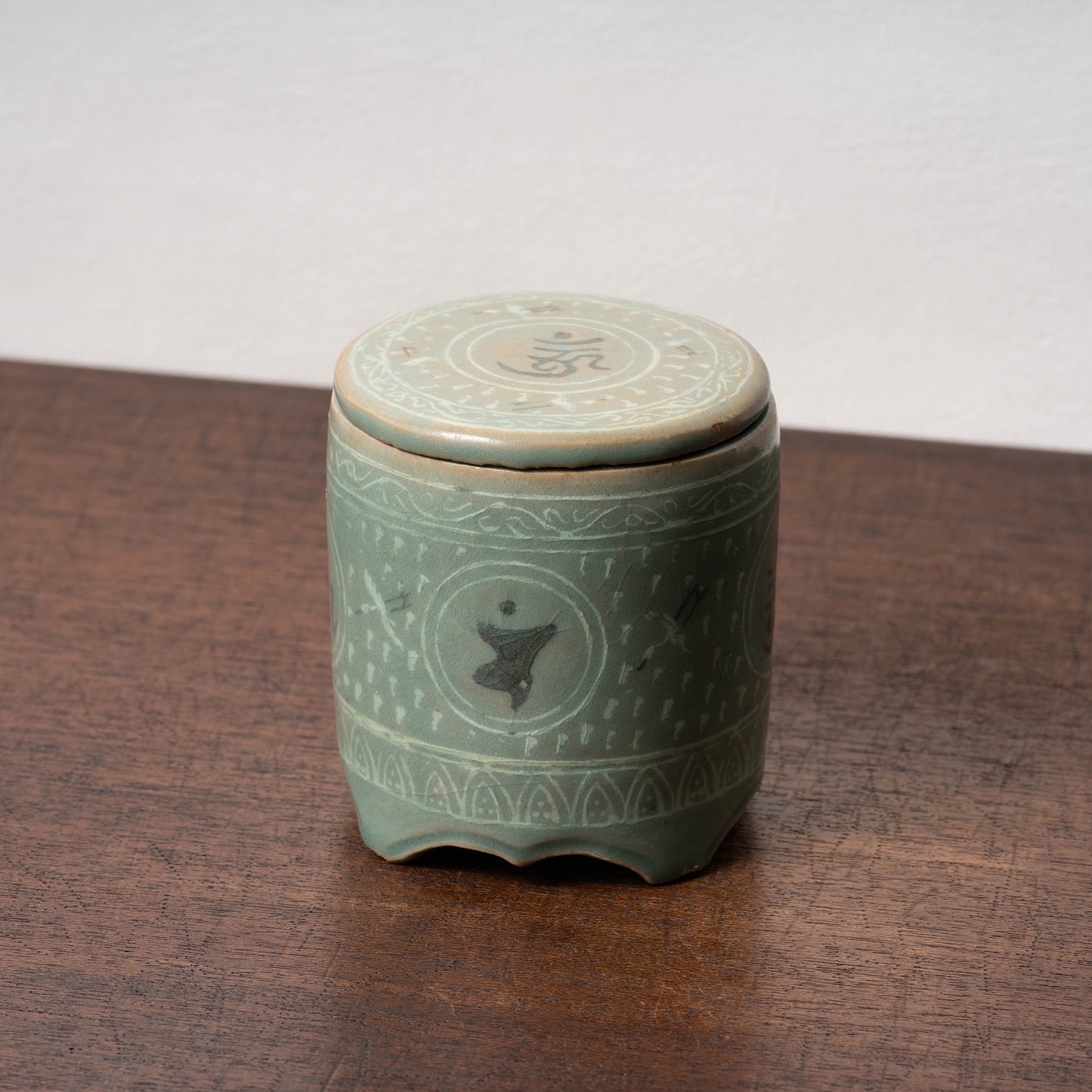 高麗 青磁象嵌梵字文有蓋壺