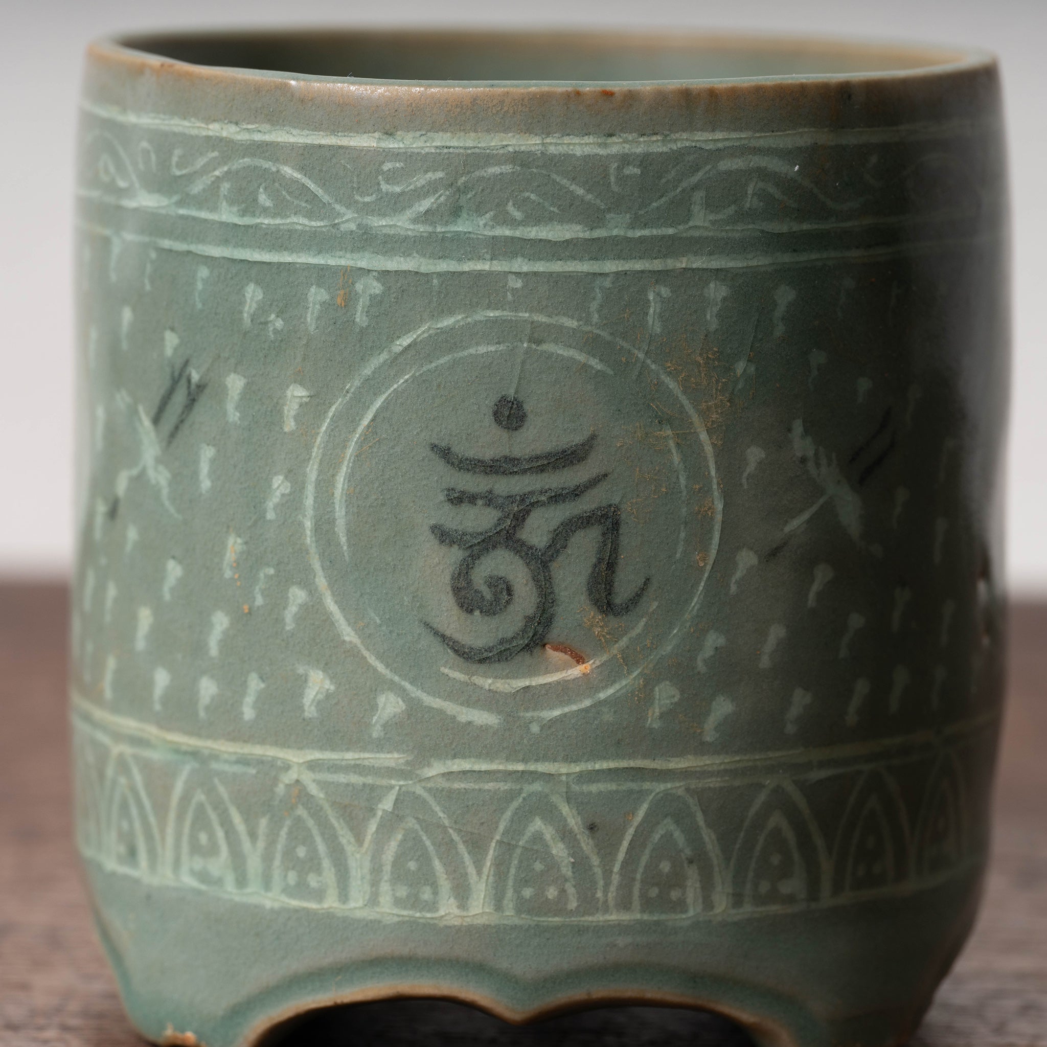高麗 青磁象嵌梵字文有蓋壺 – 燦禾 SANKA