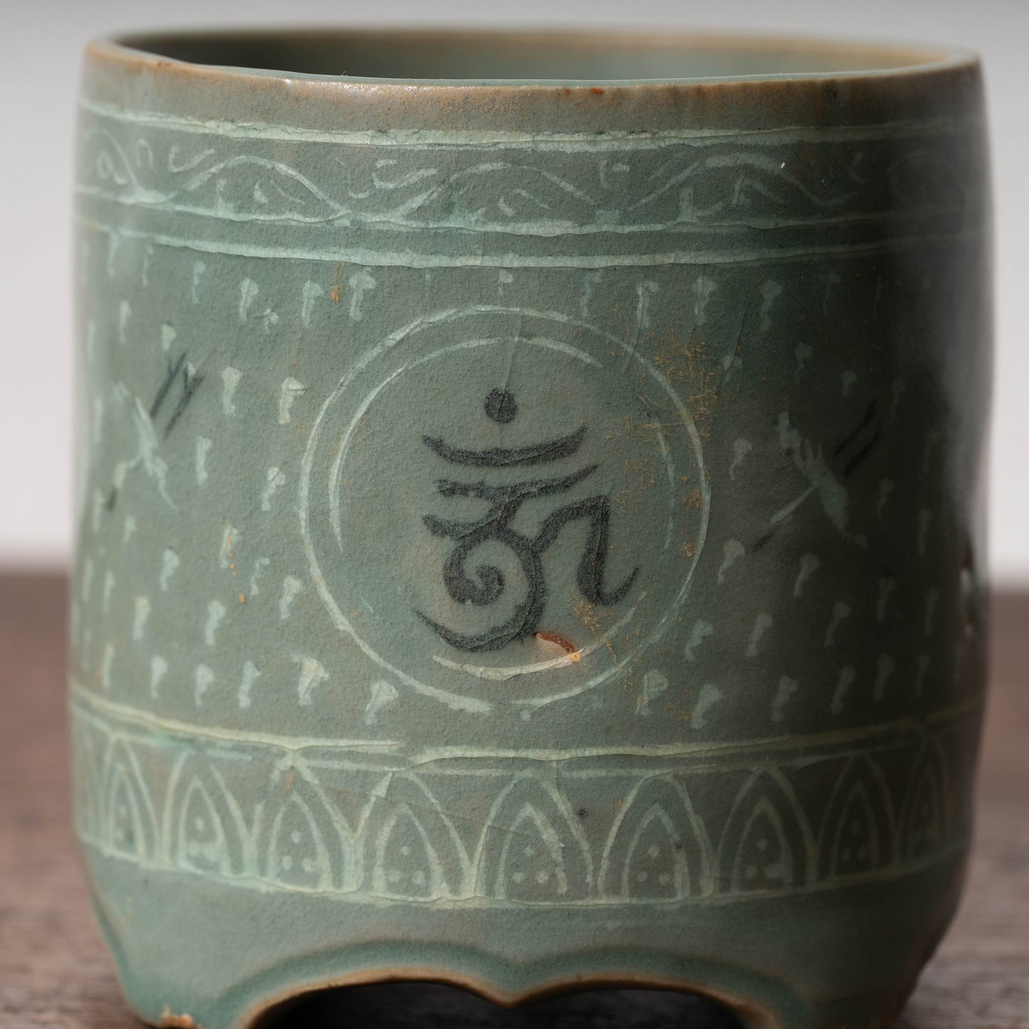 高麗 青磁象嵌梵字文有蓋壺