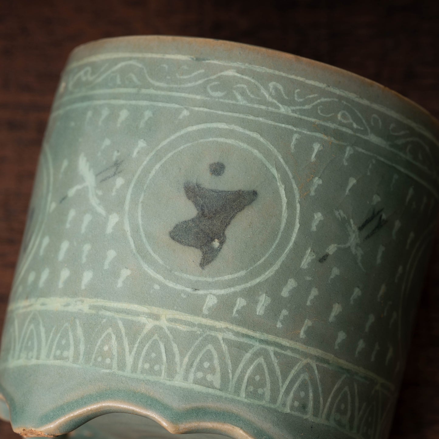 高麗 青磁象嵌梵字文有蓋壺