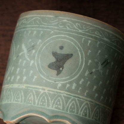 高麗 青磁象嵌梵字文有蓋壺