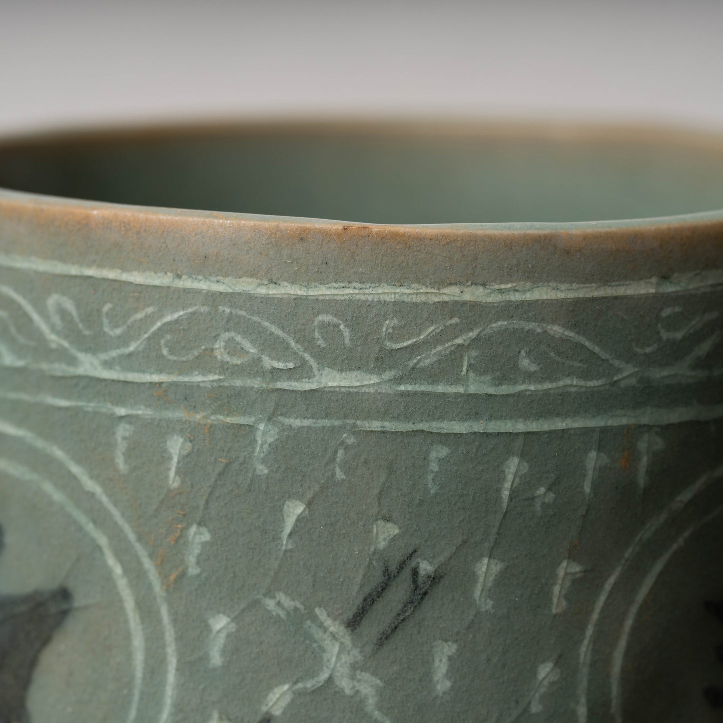 高麗 青磁象嵌梵字文有蓋壺