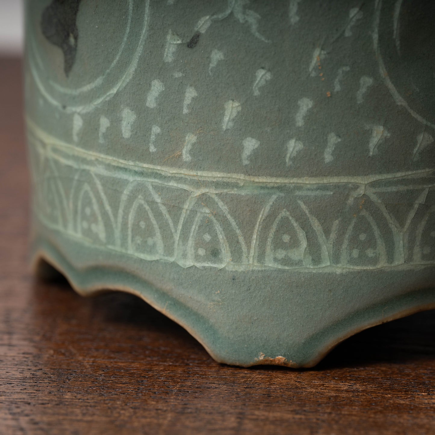 高麗 青磁象嵌梵字文有蓋壺