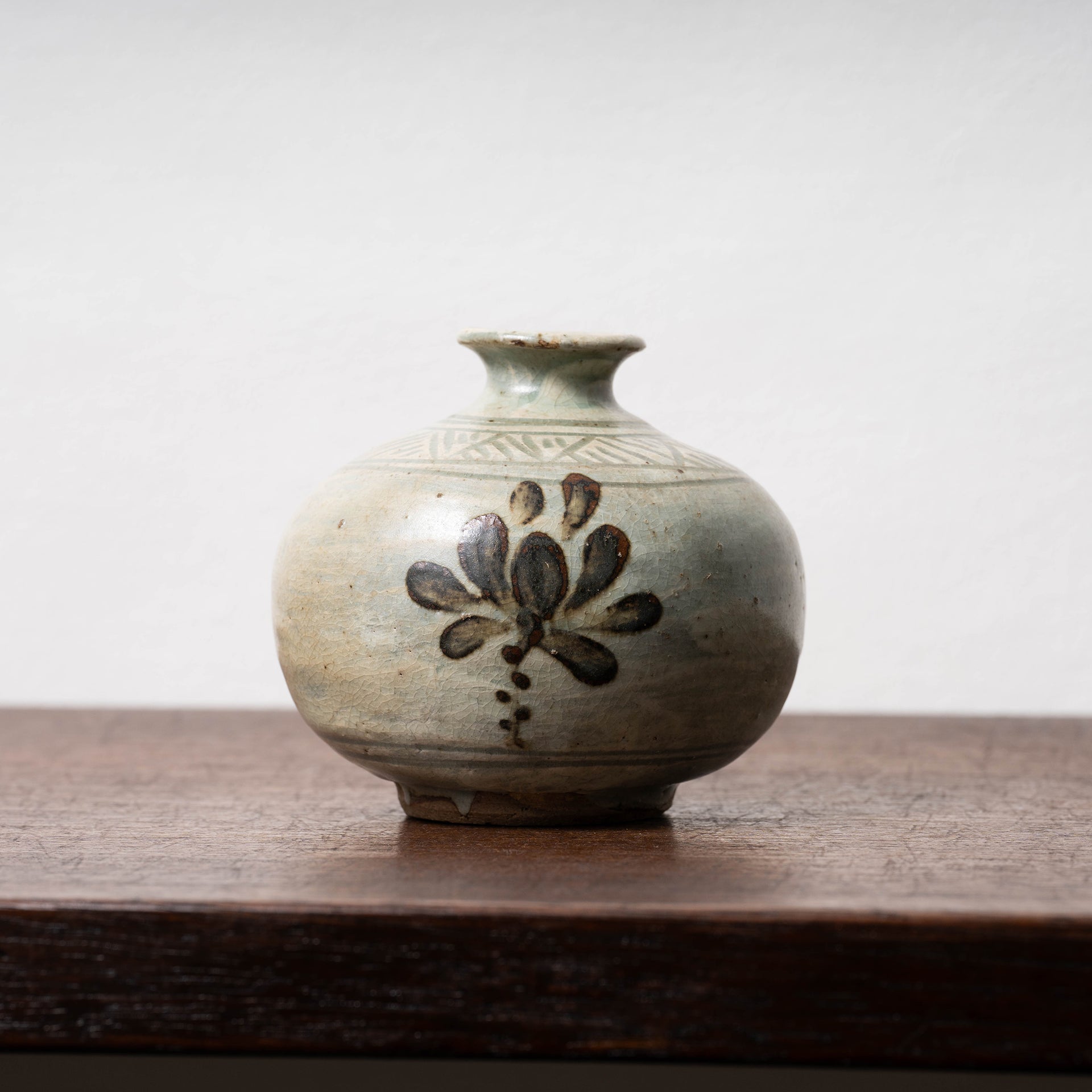 李朝 粉青沙器掻落鉄絵花文瓶 – 燦禾 SANKA