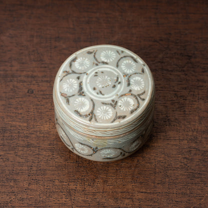 Goryeo Celadon Cylindrical Covered Box with Inlaid chrysanthemum arabesque Design