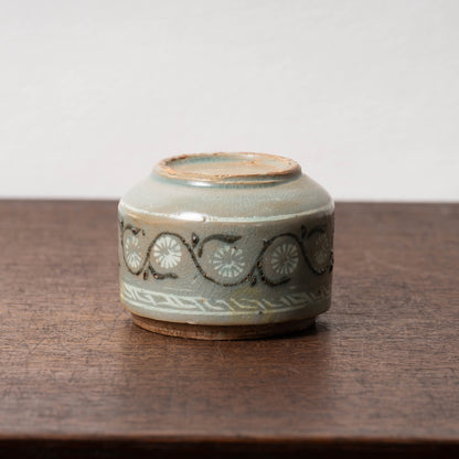Goryeo Celadon Cylindrical Covered Box with Inlaid chrysanthemum arabesque Design