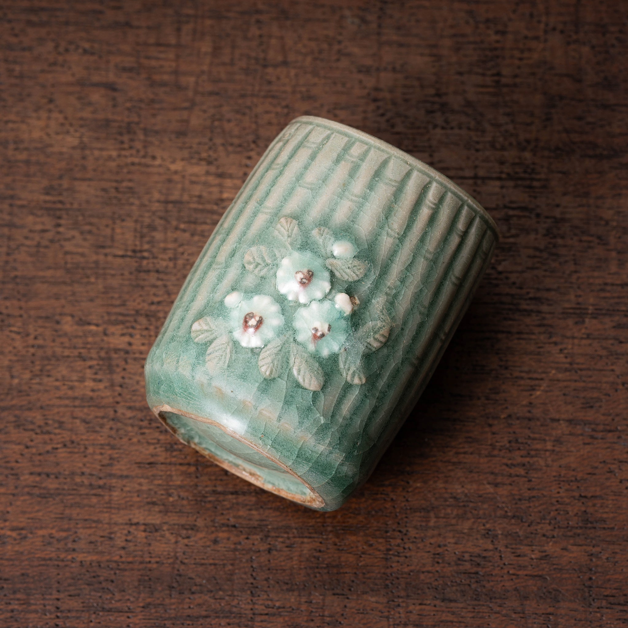 高麗 青磁陽刻竹文菊花飾筒形碗 – 燦禾 SANKA