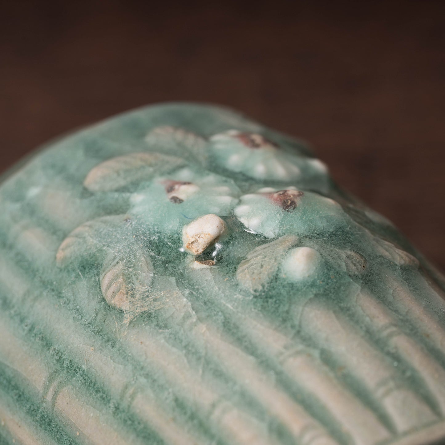高麗 青磁陽刻竹文菊花飾筒形碗