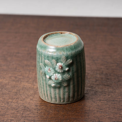 高麗 青磁陽刻竹文菊花飾筒形碗