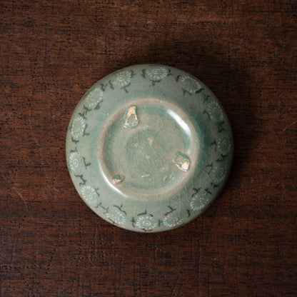 Goryeo Celadon Covered Box with Inlaid Cinnabar Chrysanthemum Design