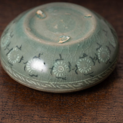 Goryeo Celadon Covered Box with Inlaid Cinnabar Chrysanthemum Design