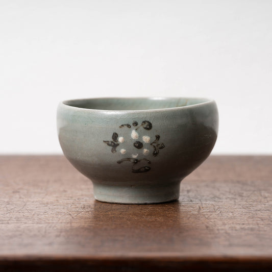 Goryeo Celadon small Tea bowl with Slip-trailed Chrysanthemum design