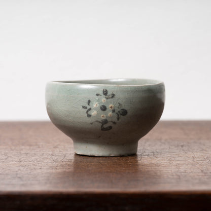 Goryeo Celadon small Tea bowl with Slip-trailed Chrysanthemum design