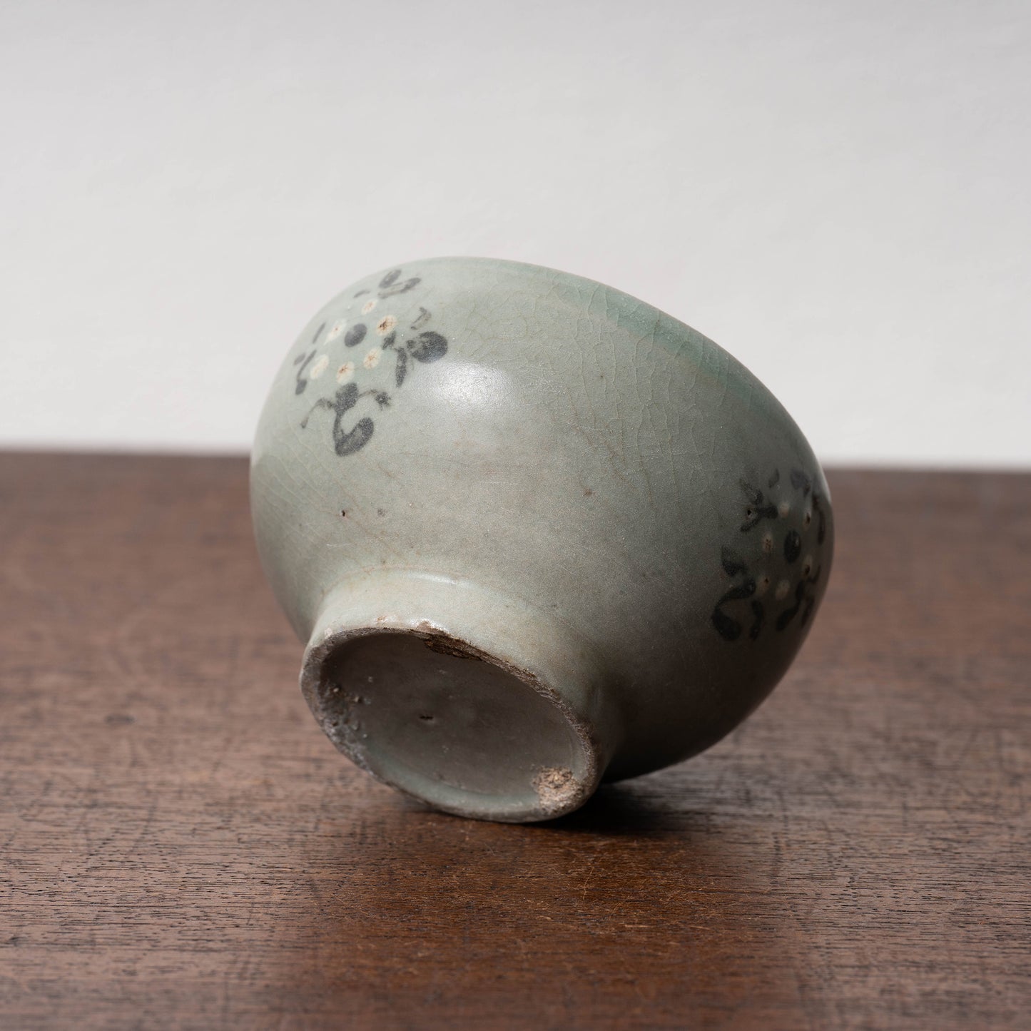 Goryeo Celadon small Tea bowl with Slip-trailed Chrysanthemum design