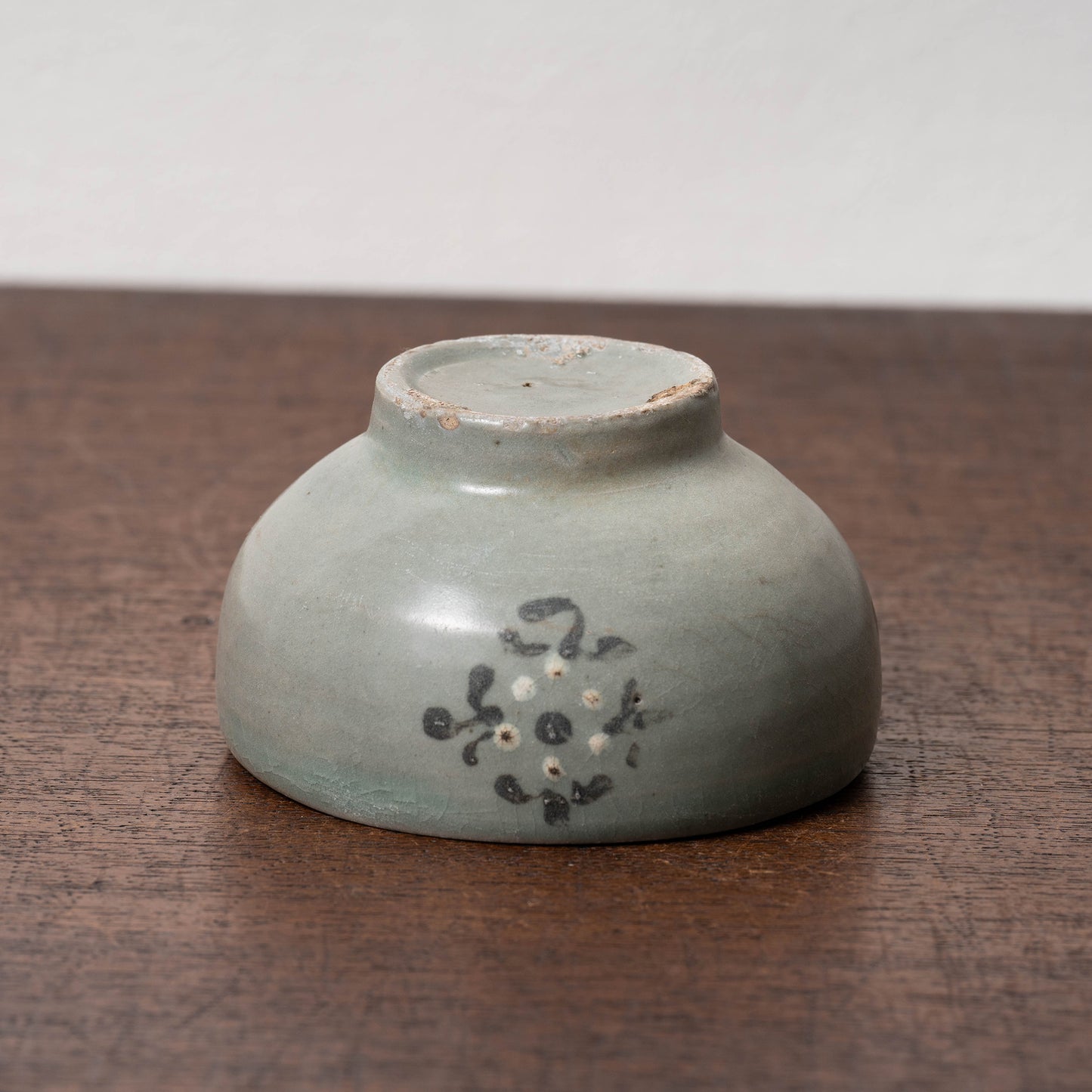 Goryeo Celadon small Tea bowl with Slip-trailed Chrysanthemum design