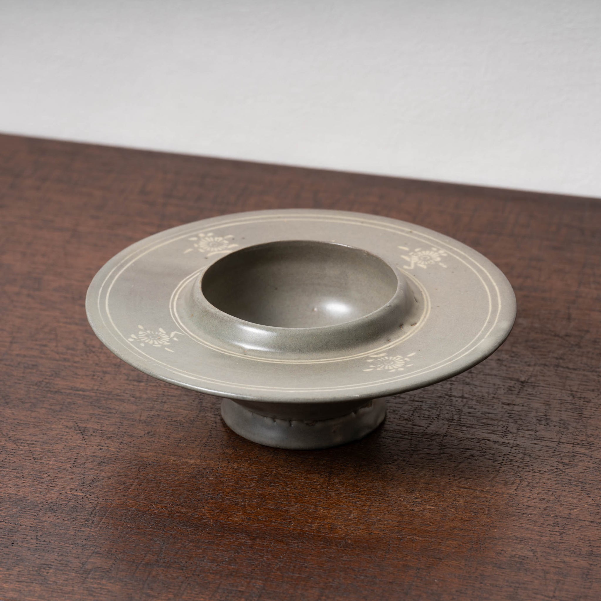 高麗 青磁象嵌菊花文托 – 燦禾 SANKA