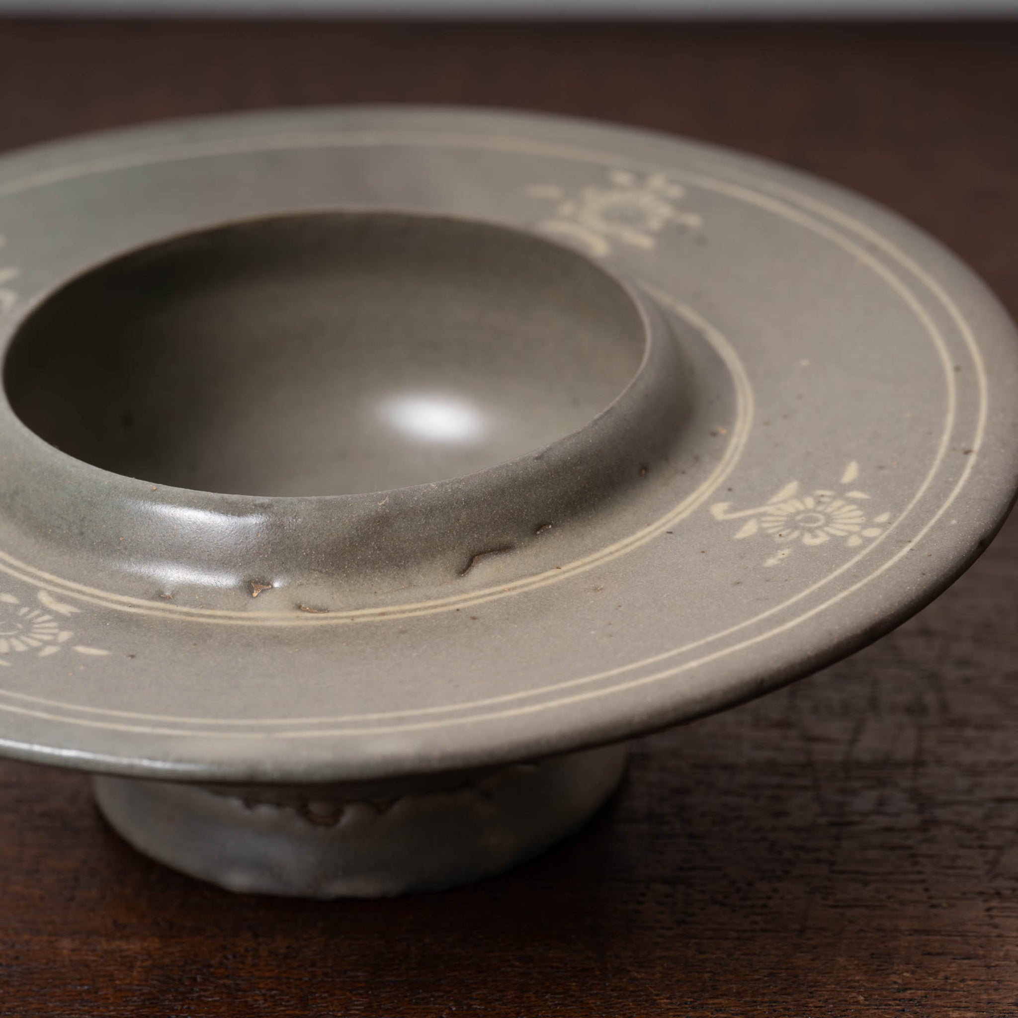 高麗 青磁象嵌菊花文托 – 燦禾 SANKA