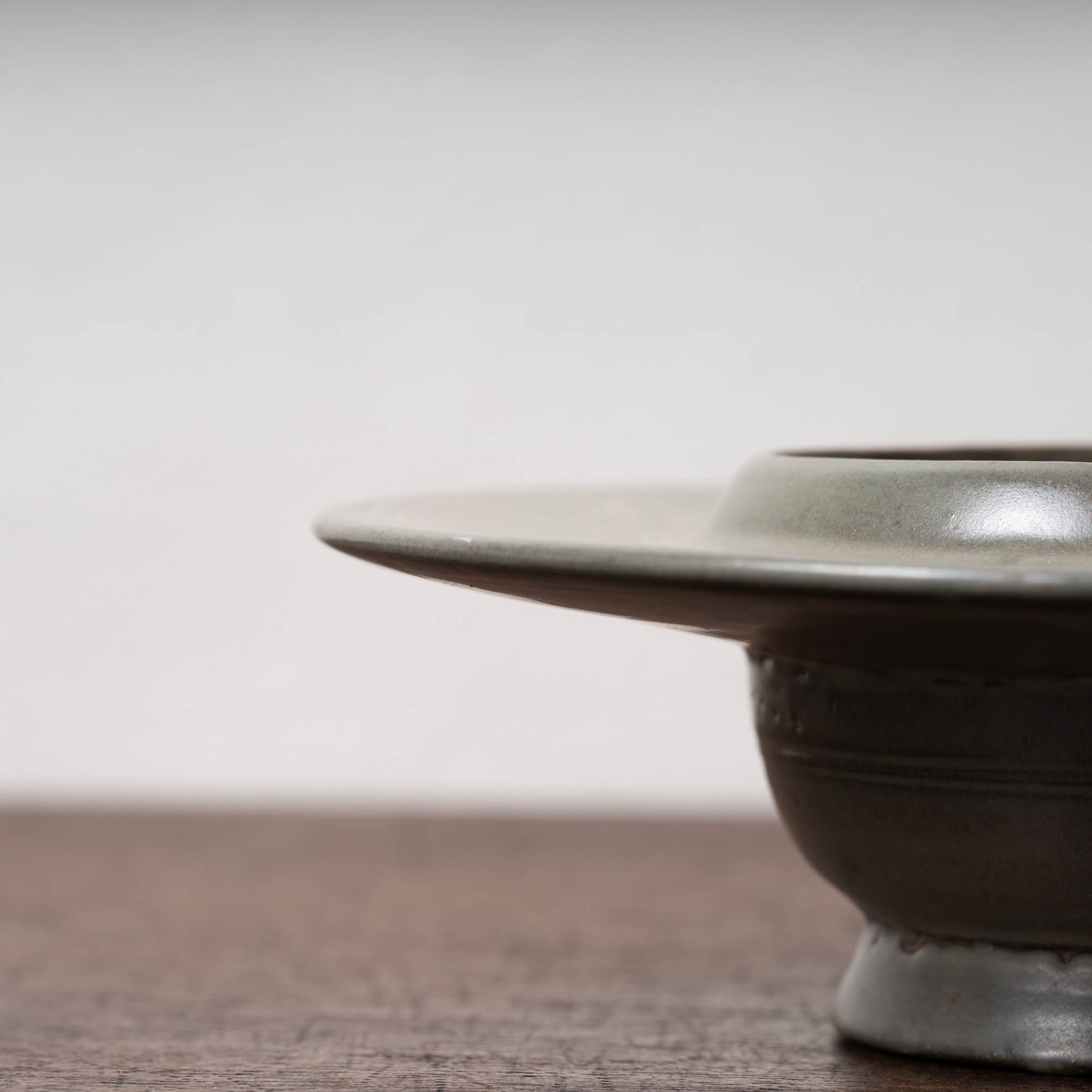 高麗 青磁象嵌菊花文托 – 燦禾 SANKA