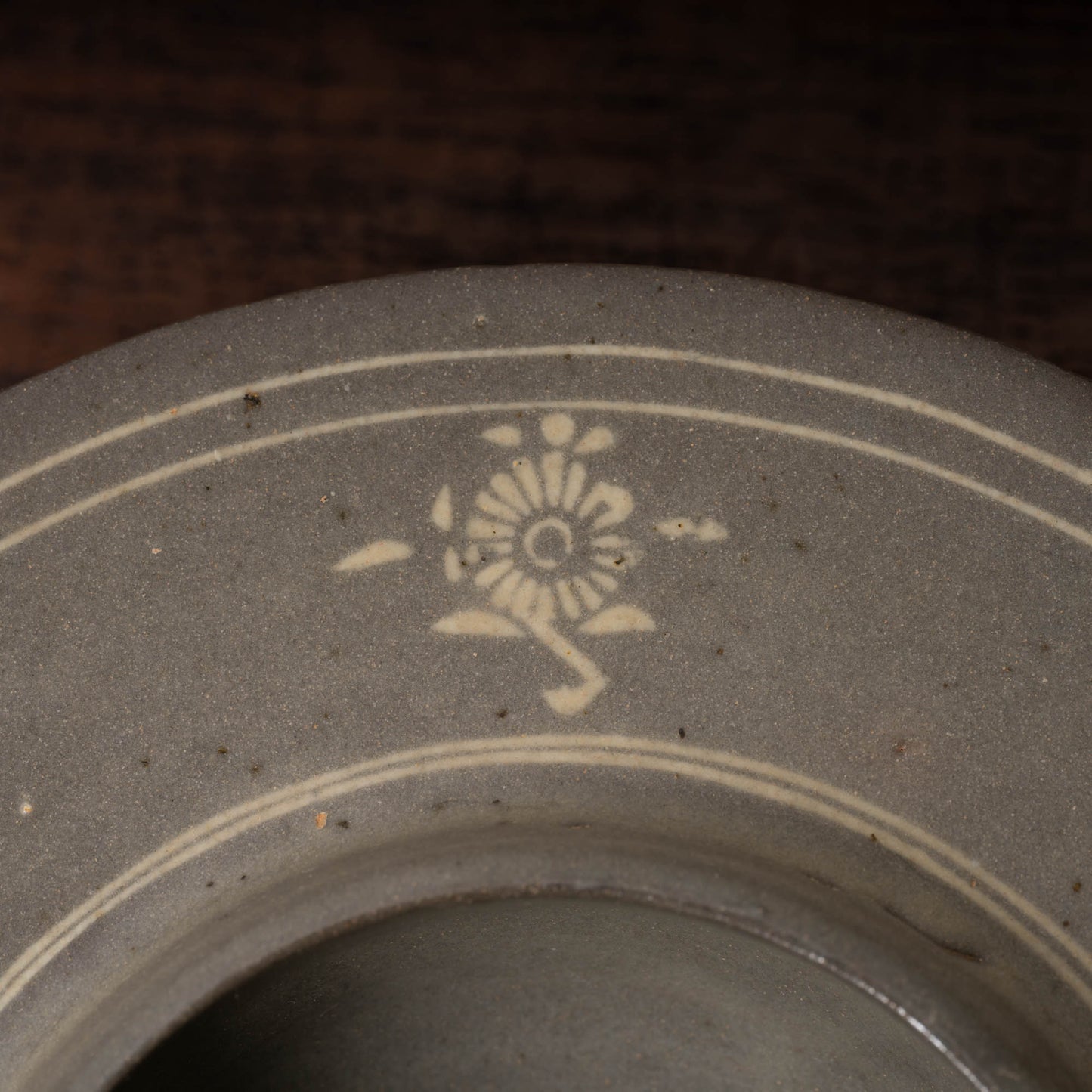 高麗 青磁象嵌菊花文托