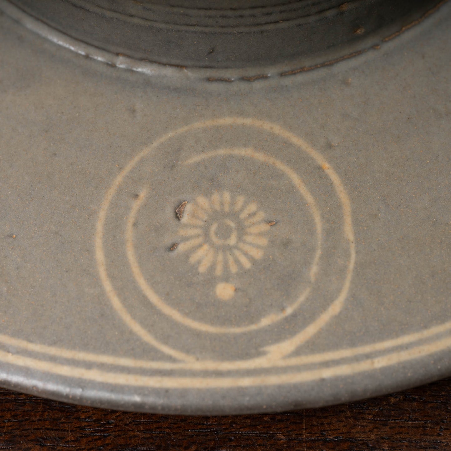 高麗 青磁象嵌菊花文托