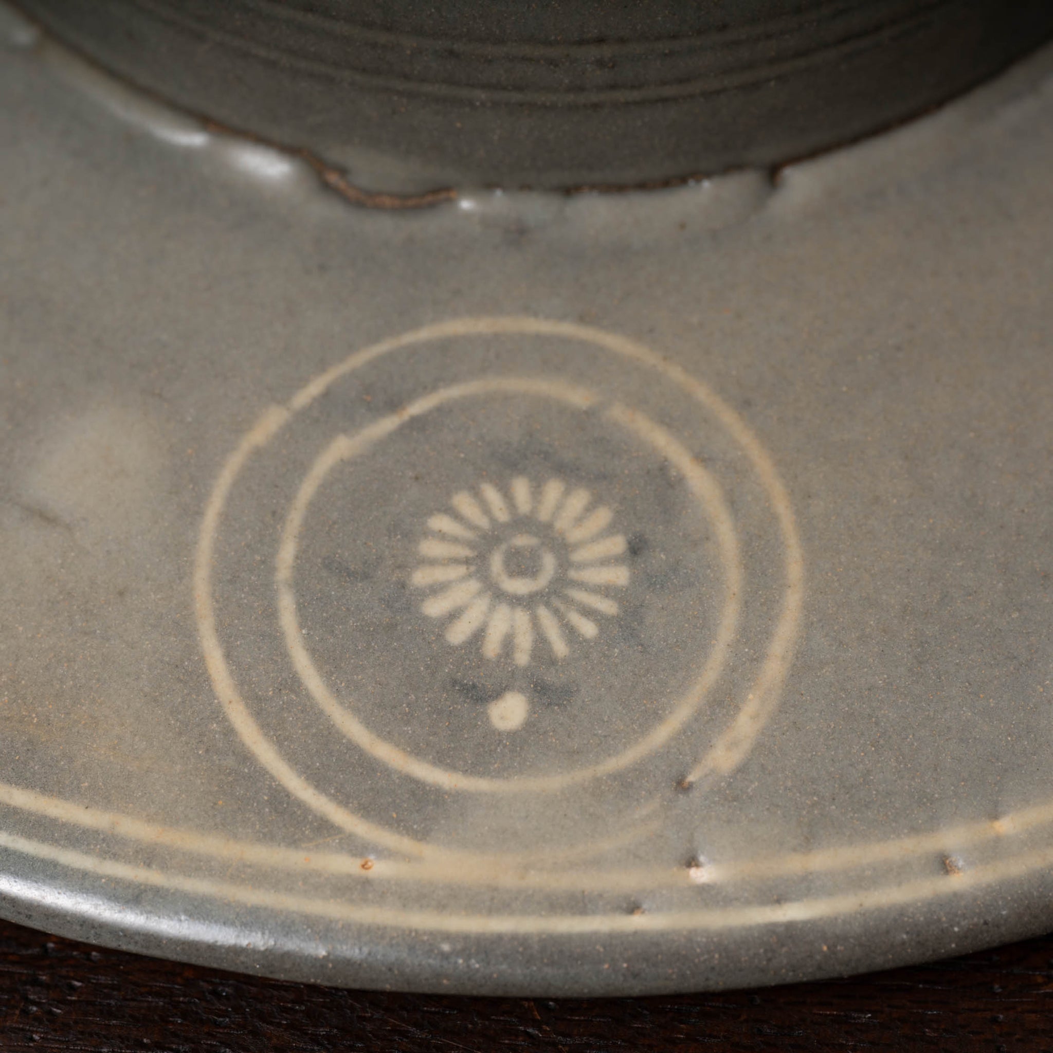 高麗 青磁象嵌菊花文托 – 燦禾 SANKA