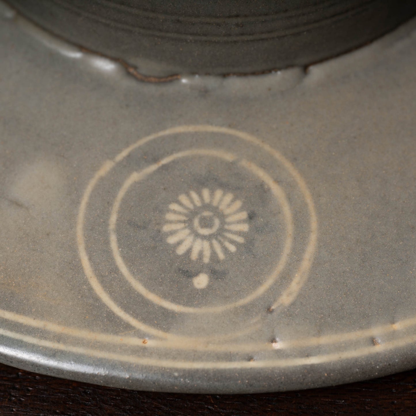 高麗 青磁象嵌菊花文托