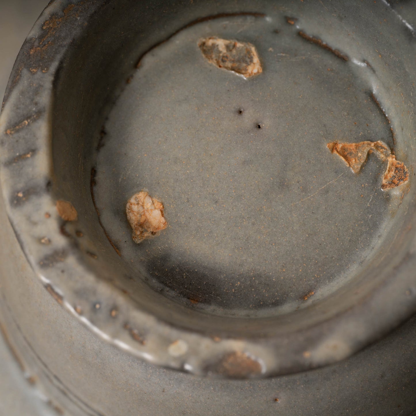 高麗 青磁象嵌菊花文托