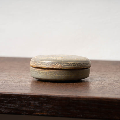 高麗 青磁象嵌牡丹文合子