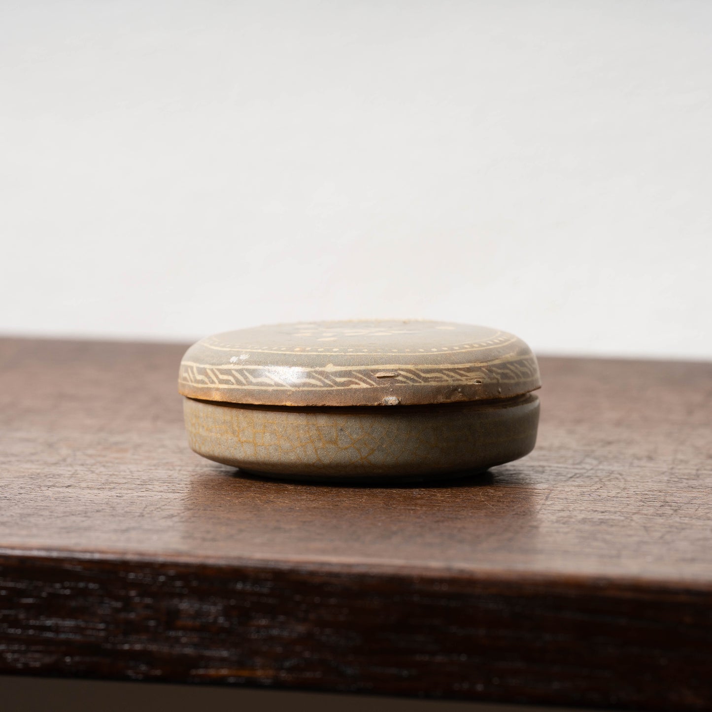 高麗 青磁象嵌牡丹文合子