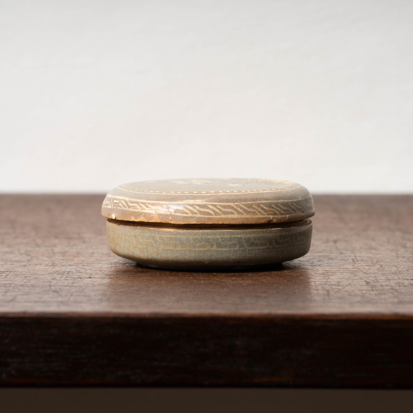 高麗 青磁象嵌牡丹文合子