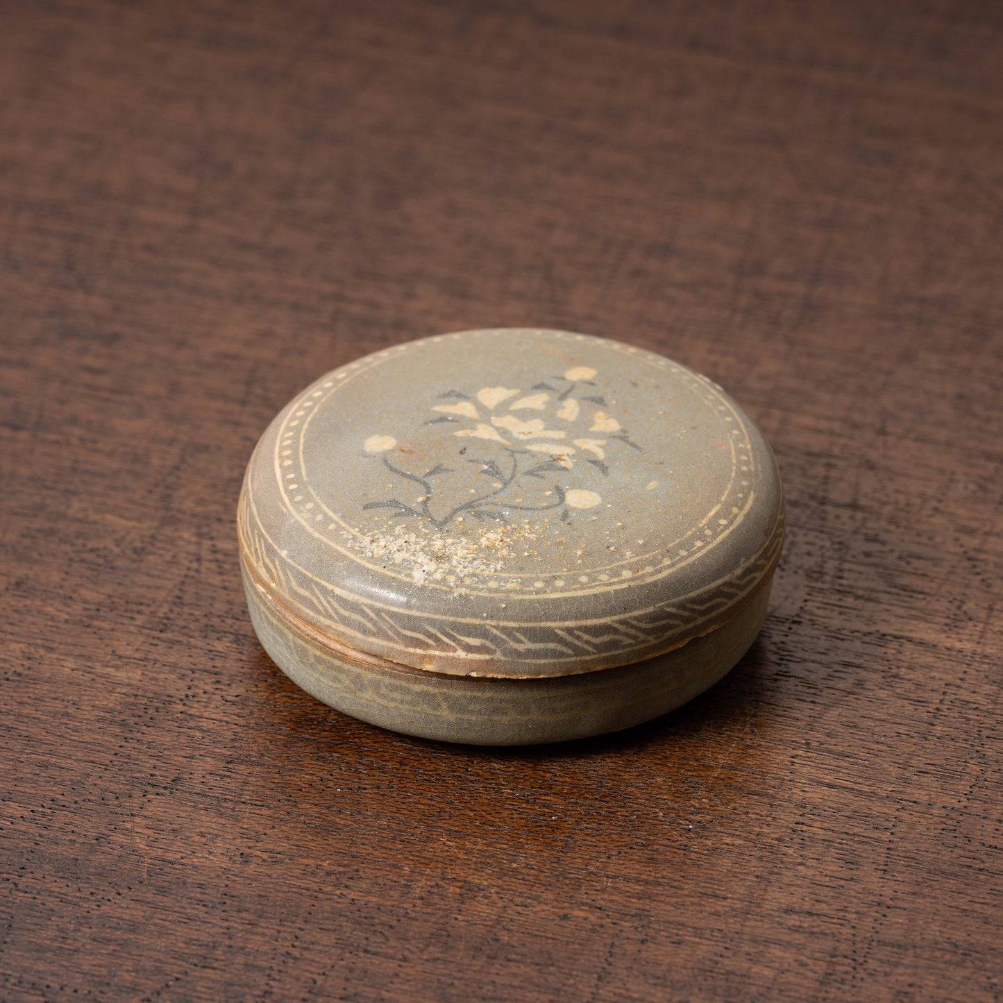 高麗 青磁象嵌牡丹文合子