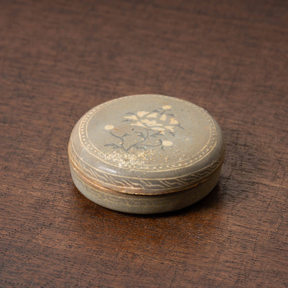 高麗 青磁象嵌牡丹文合子