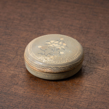 高麗 青磁象嵌牡丹文合子