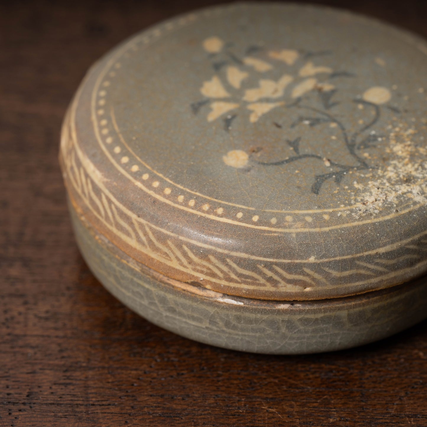 高麗 青磁象嵌牡丹文合子