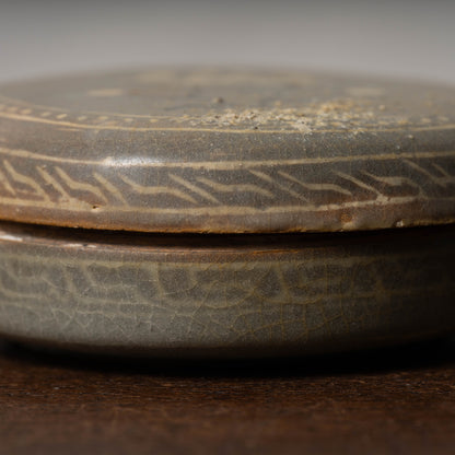 高麗 青磁象嵌牡丹文合子