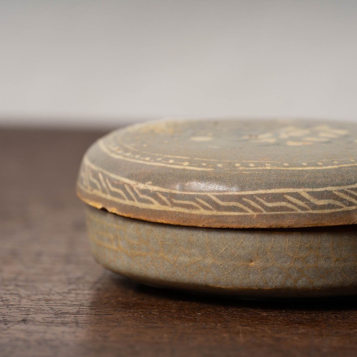 高麗 青磁象嵌牡丹文合子