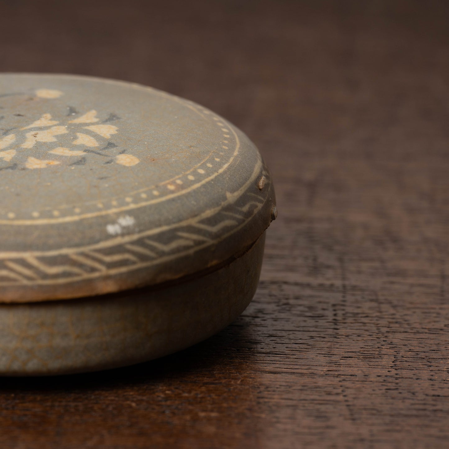 高麗 青磁象嵌牡丹文合子