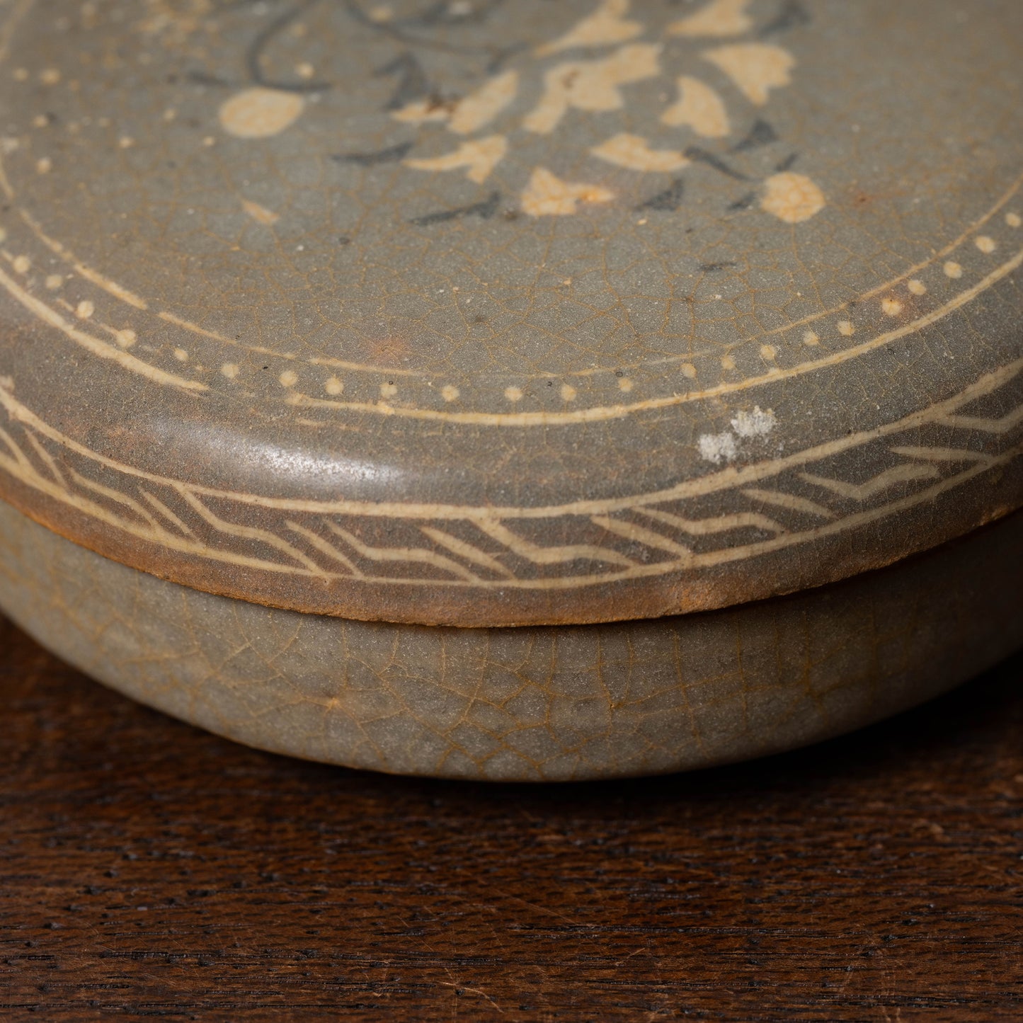 高麗 青磁象嵌牡丹文合子